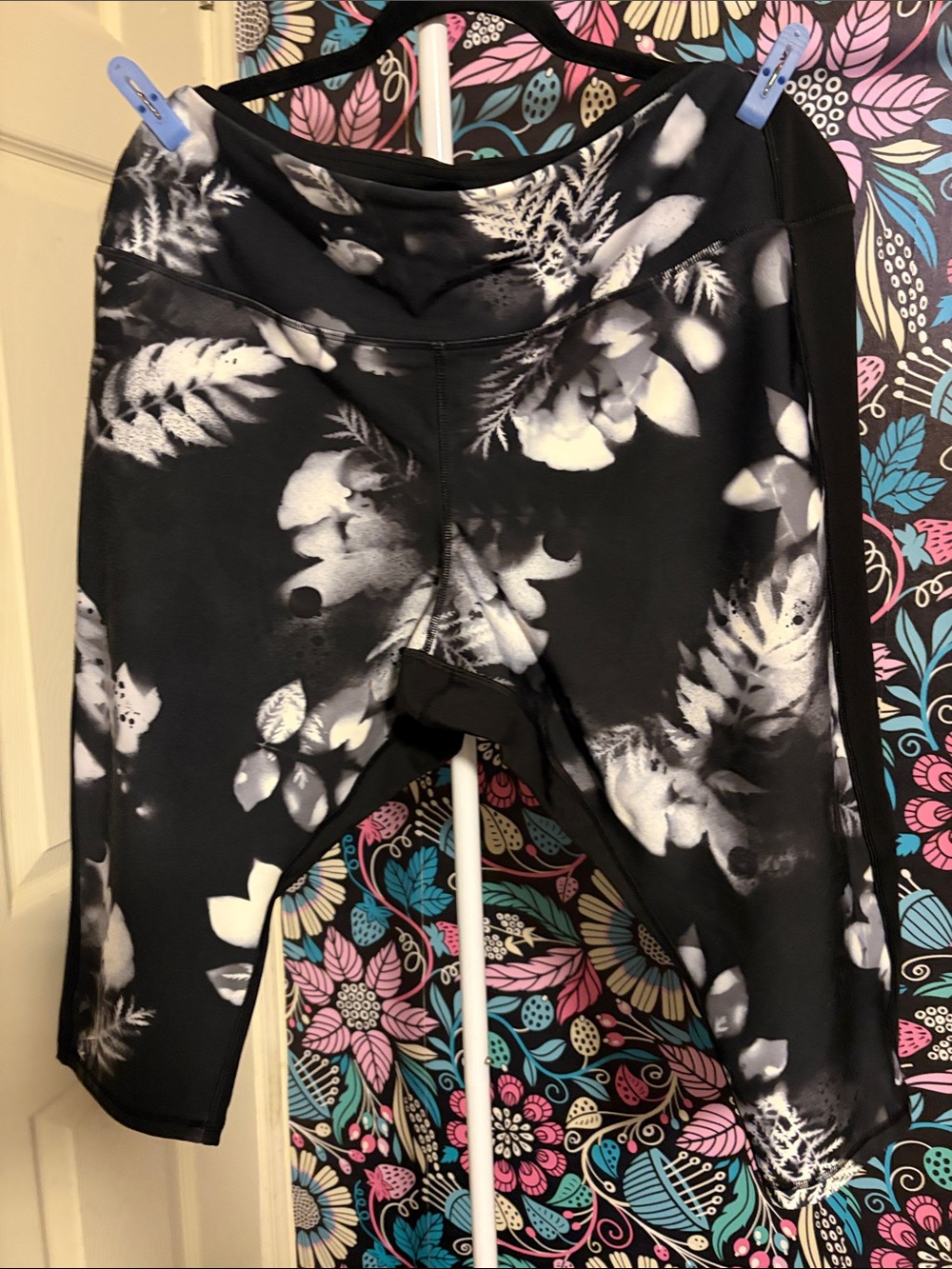 Women's Black Floral Print Active Cropped Leggings